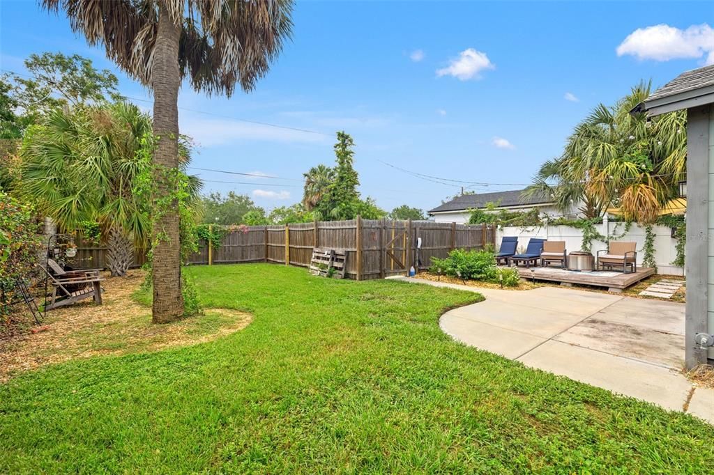 Под контрактом: $3,800 (3 спален, 2 ванн, 1278 Квадратных фут)