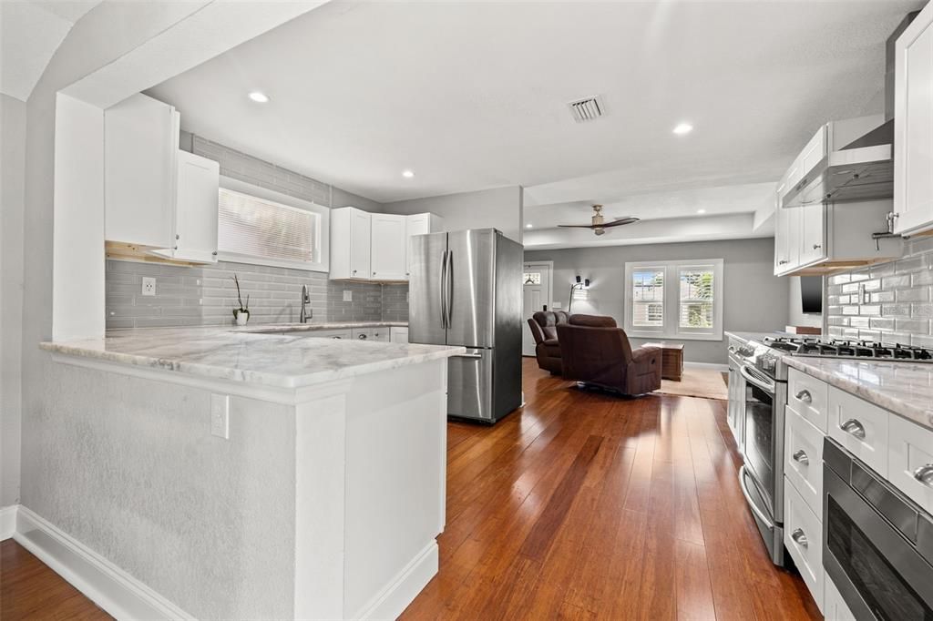 Под контрактом: $3,800 (3 спален, 2 ванн, 1278 Квадратных фут)