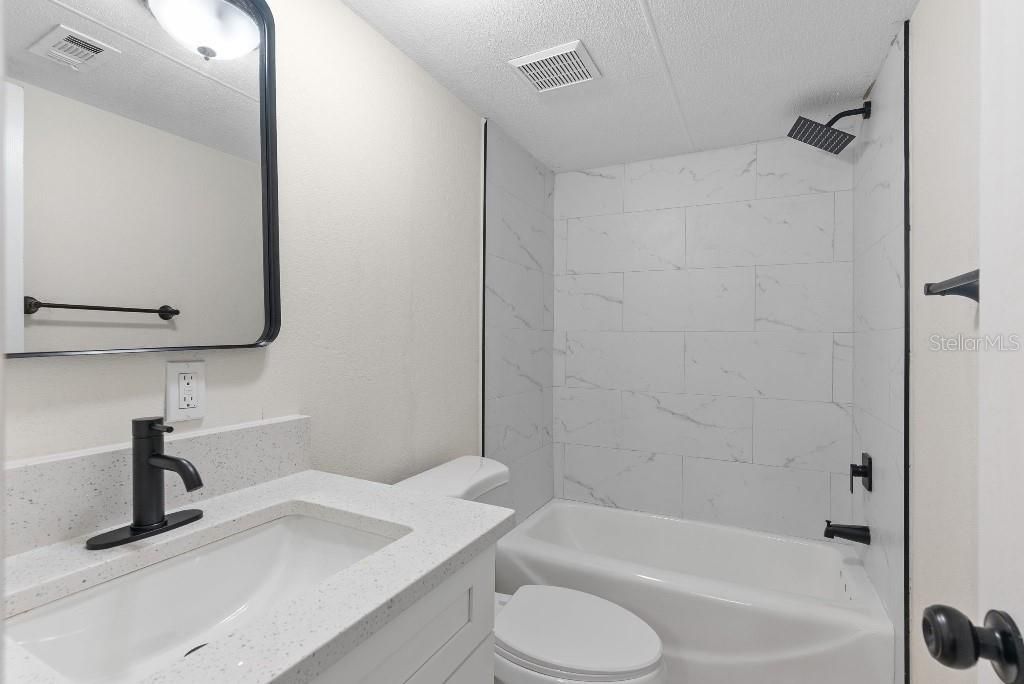 合同活跃: $169,900 (2 贝兹, 2 浴室, 1056 平方英尺)