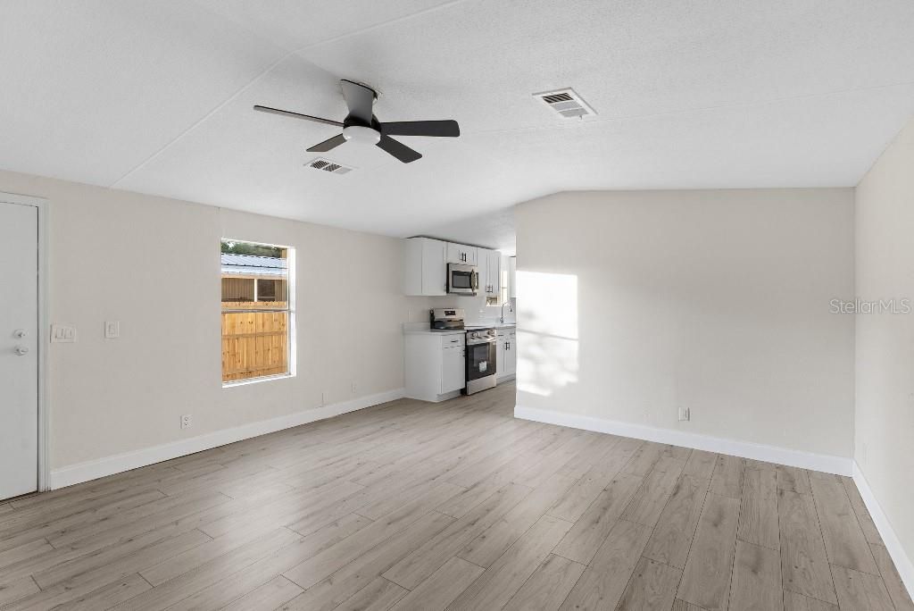 合同活跃: $169,900 (2 贝兹, 2 浴室, 1056 平方英尺)