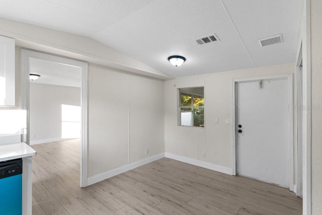 合同活跃: $169,900 (2 贝兹, 2 浴室, 1056 平方英尺)