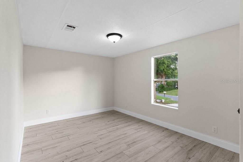 合同活跃: $169,900 (2 贝兹, 2 浴室, 1056 平方英尺)