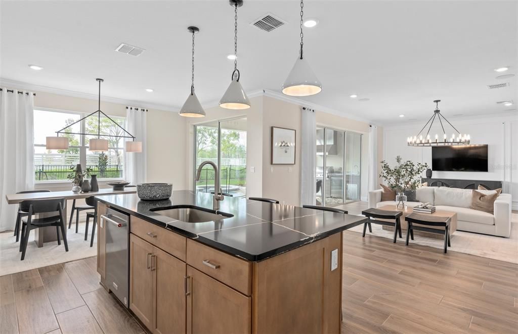 Activo con contrato: $949,990 (5 camas, 4 baños, 3777 Pies cuadrados)