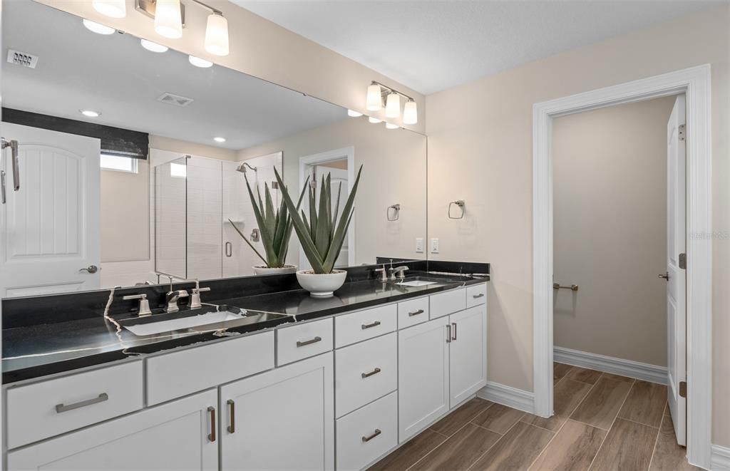 Activo con contrato: $949,990 (5 camas, 4 baños, 3777 Pies cuadrados)