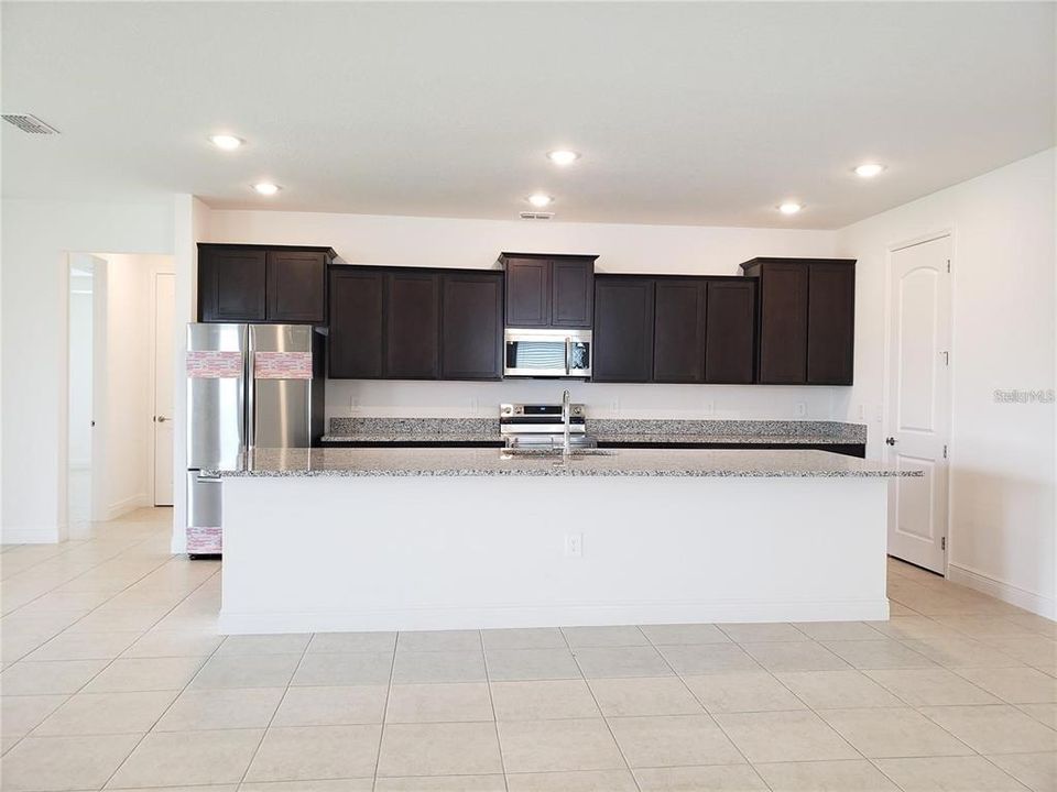 For Rent: $3,025 (4 beds, 3 baths, 2675 Square Feet)