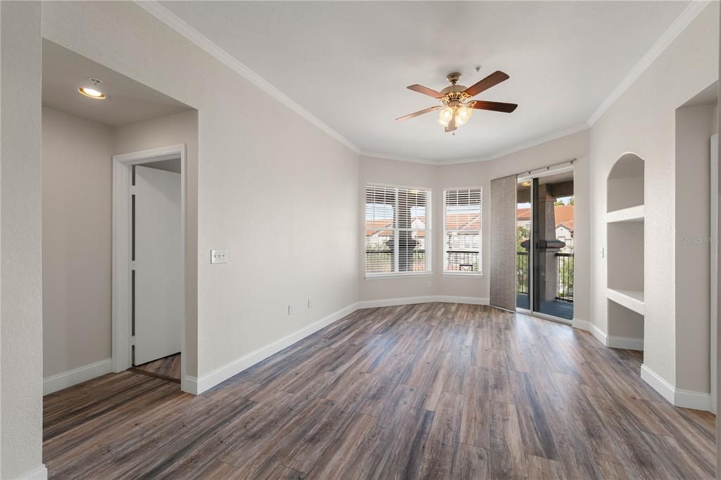 合同活跃: $230,000 (2 贝兹, 2 浴室, 1104 平方英尺)