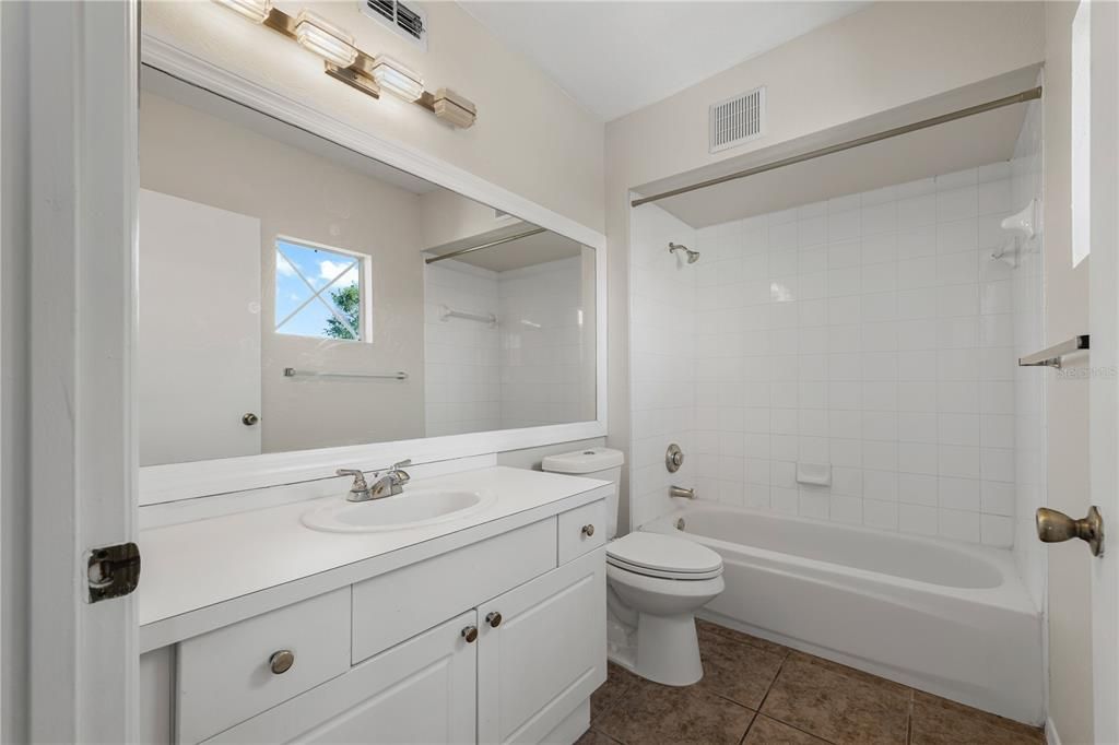 合同活跃: $230,000 (2 贝兹, 2 浴室, 1104 平方英尺)