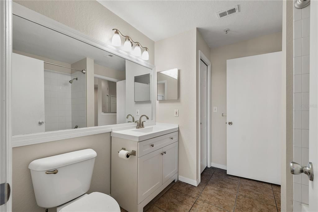 合同活跃: $230,000 (2 贝兹, 2 浴室, 1104 平方英尺)