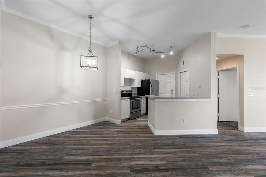 合同活跃: $230,000 (2 贝兹, 2 浴室, 1104 平方英尺)