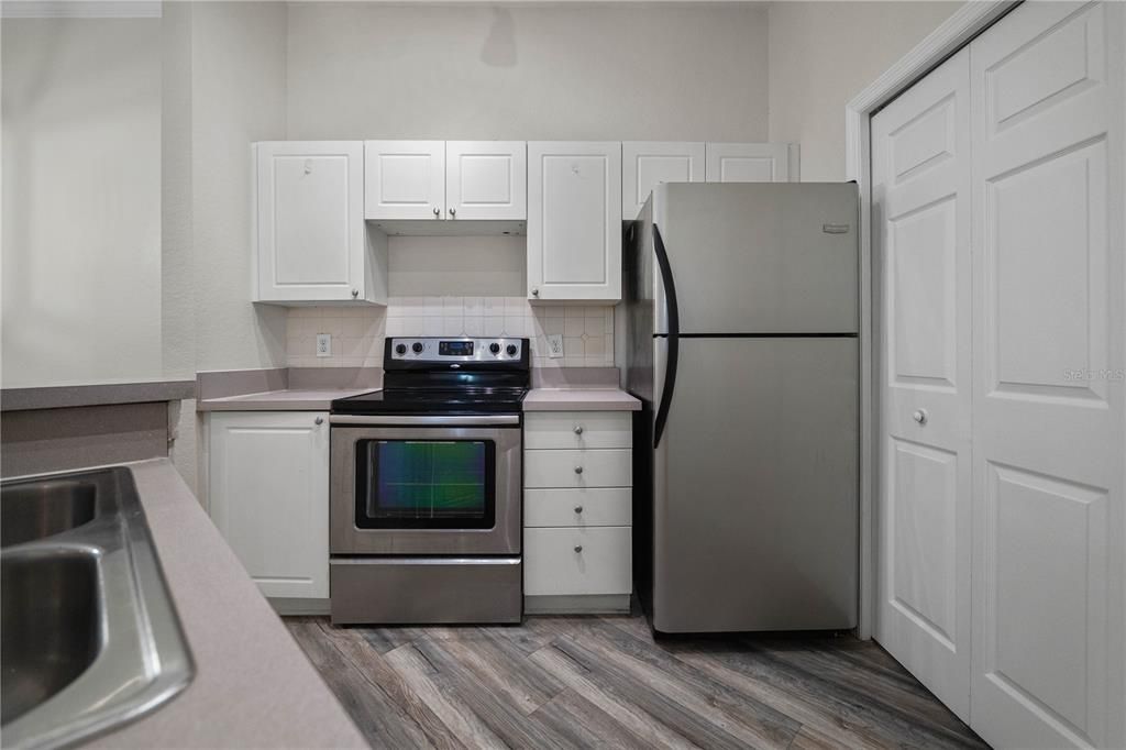 合同活跃: $230,000 (2 贝兹, 2 浴室, 1104 平方英尺)