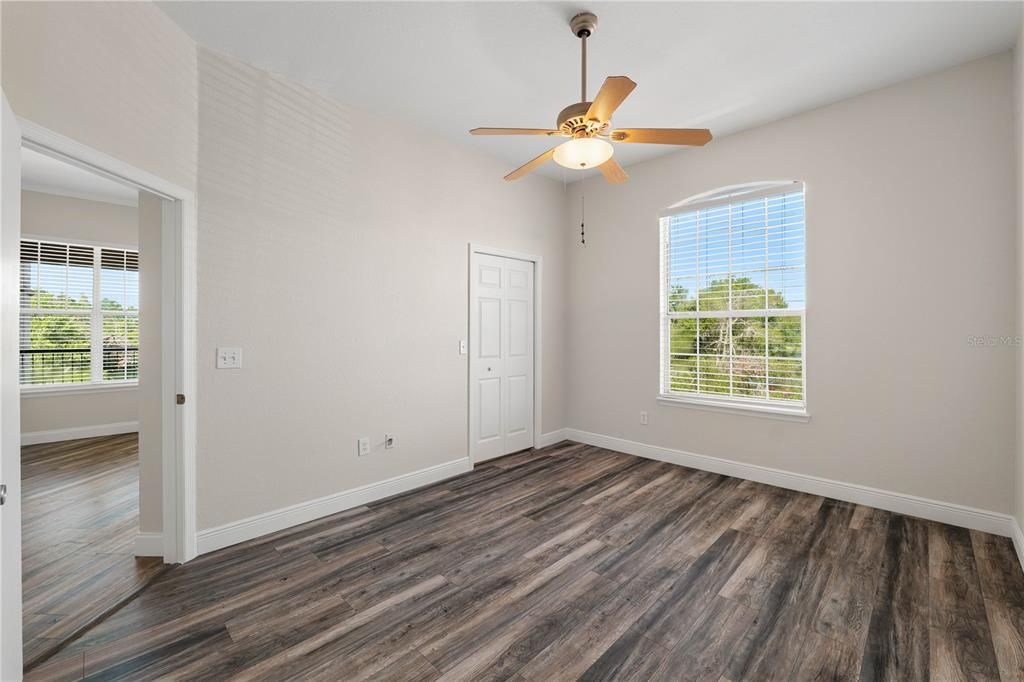 合同活跃: $230,000 (2 贝兹, 2 浴室, 1104 平方英尺)