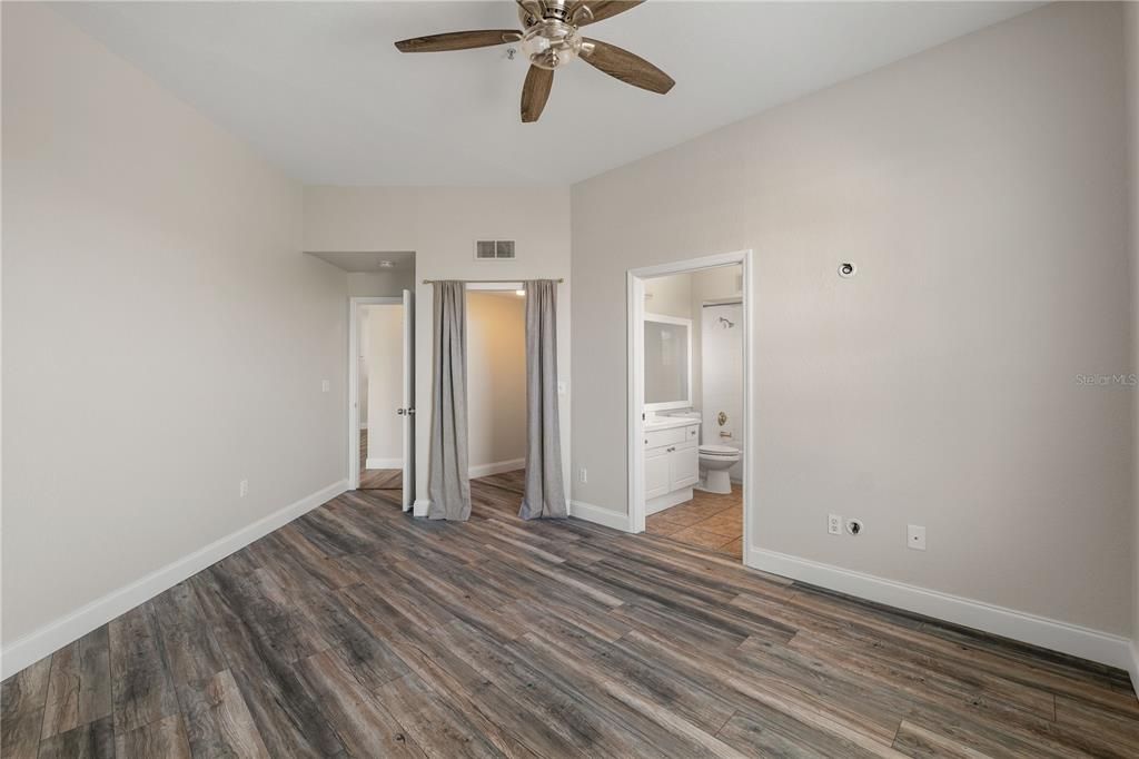 合同活跃: $230,000 (2 贝兹, 2 浴室, 1104 平方英尺)