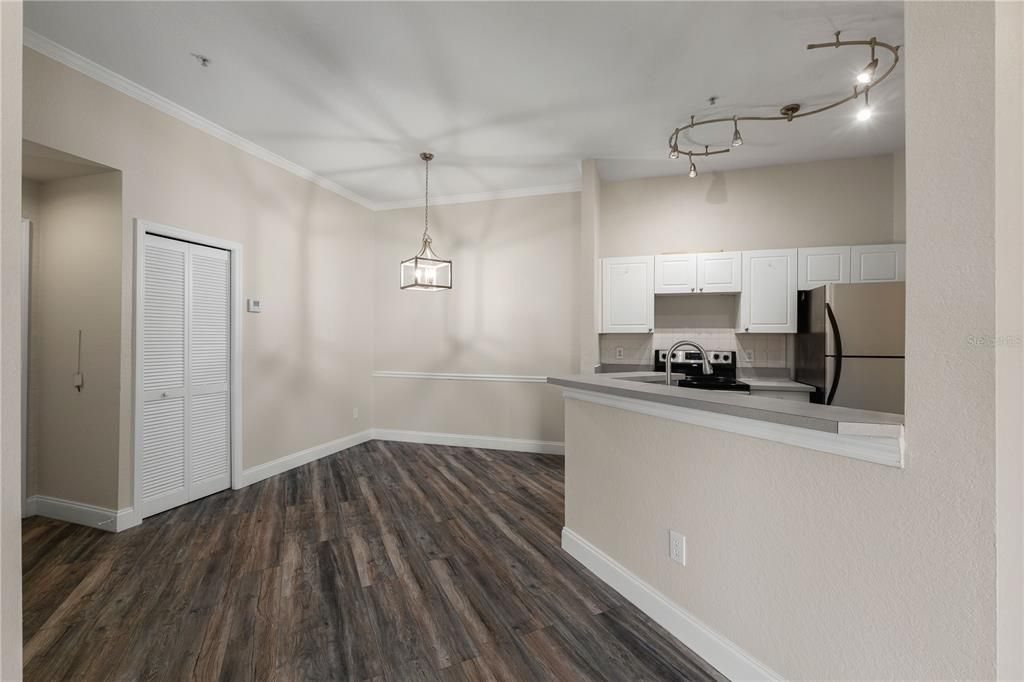 合同活跃: $230,000 (2 贝兹, 2 浴室, 1104 平方英尺)