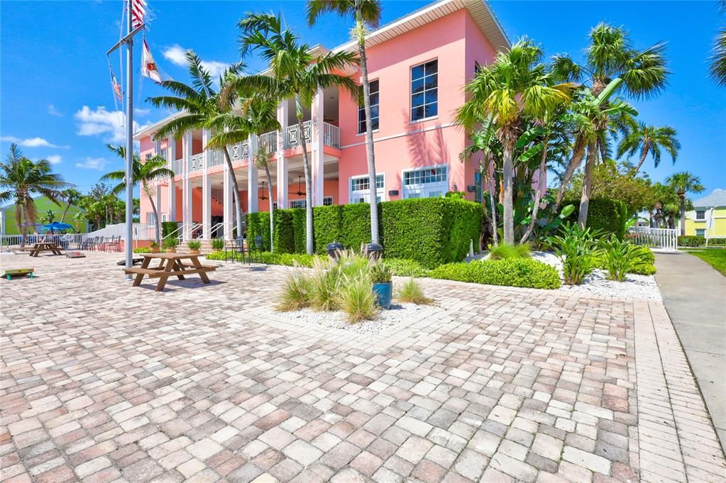 For Sale: $425,000 (2 beds, 1 baths, 825 Square Feet)