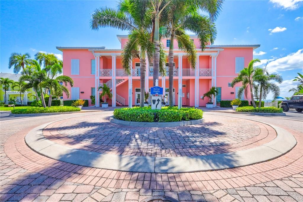 For Sale: $425,000 (2 beds, 1 baths, 825 Square Feet)