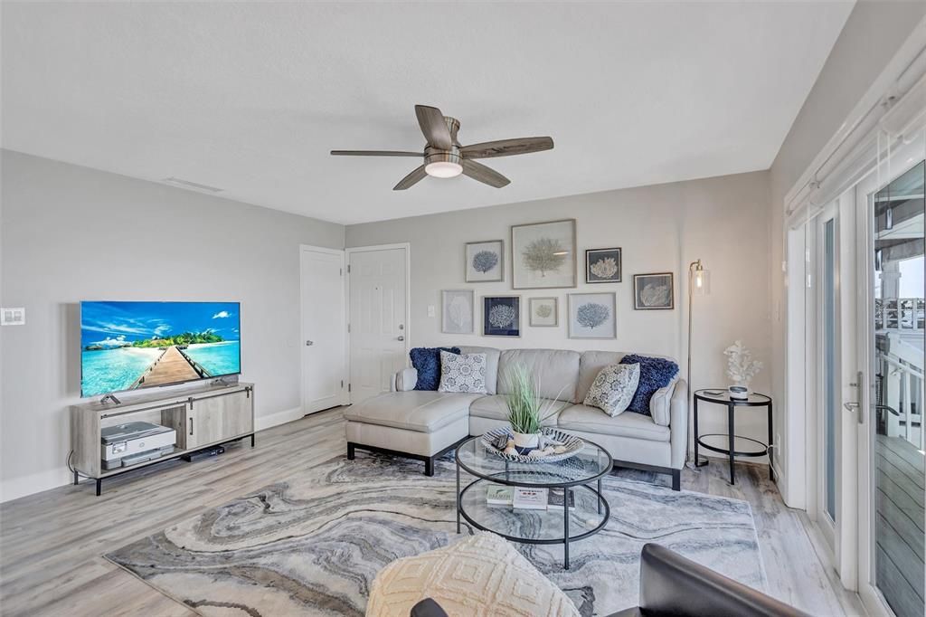 For Sale: $425,000 (2 beds, 1 baths, 825 Square Feet)