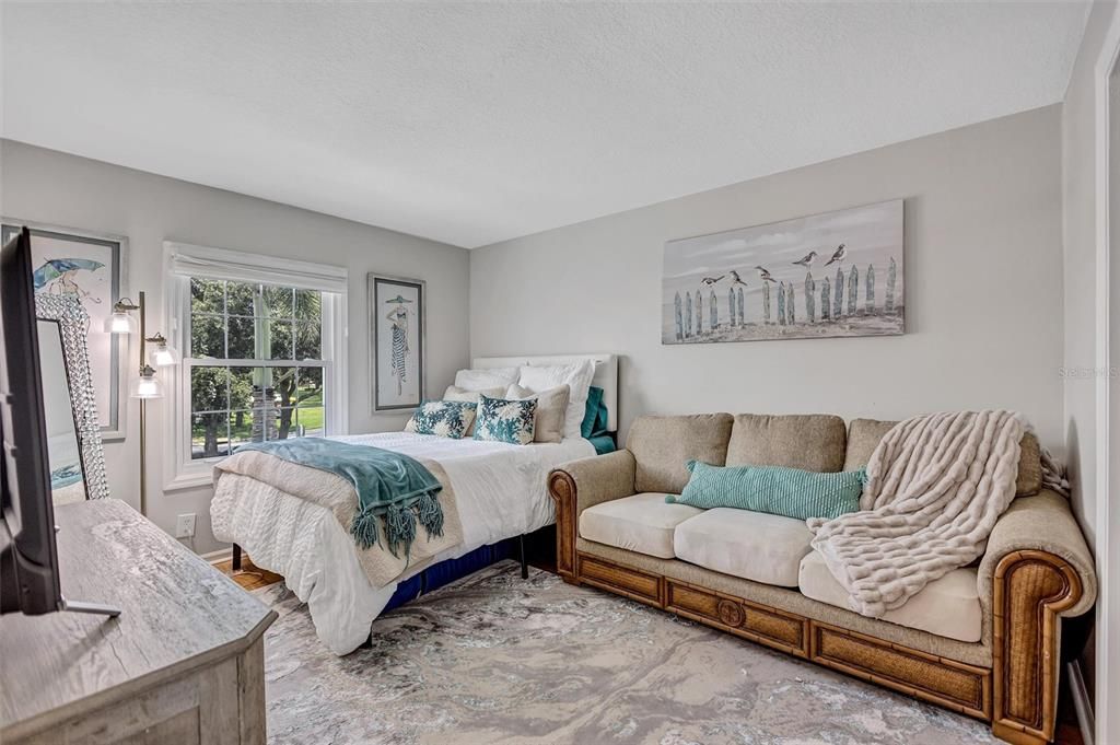 For Sale: $425,000 (2 beds, 1 baths, 825 Square Feet)