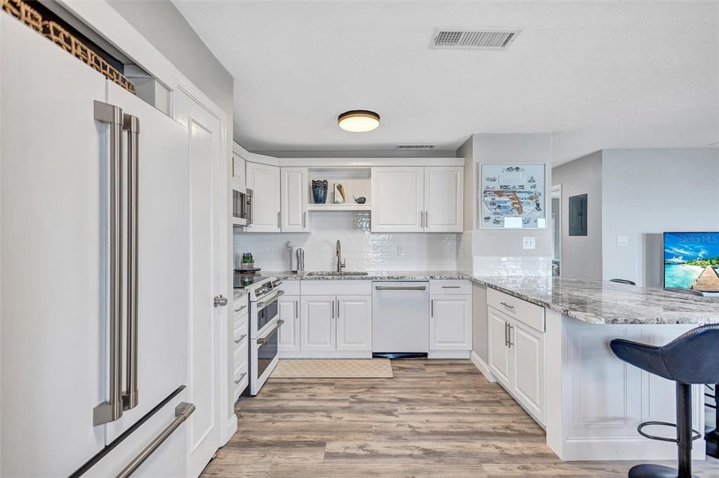 For Sale: $425,000 (2 beds, 1 baths, 825 Square Feet)