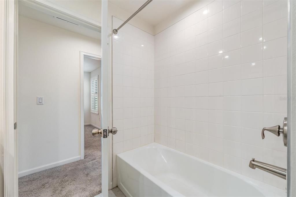 Activo con contrato: $424,999 (3 camas, 2 baños, 2243 Pies cuadrados)