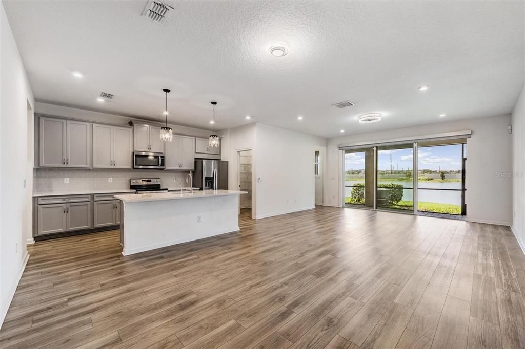 Activo con contrato: $424,999 (3 camas, 2 baños, 2243 Pies cuadrados)