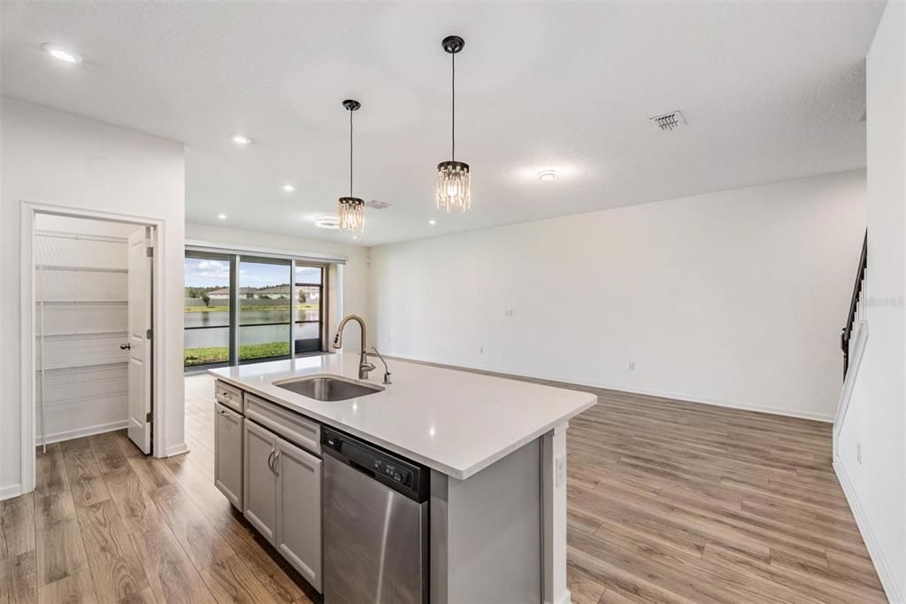 Activo con contrato: $424,999 (3 camas, 2 baños, 2243 Pies cuadrados)