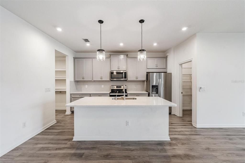 Activo con contrato: $424,999 (3 camas, 2 baños, 2243 Pies cuadrados)