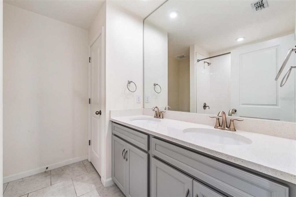 Activo con contrato: $424,999 (3 camas, 2 baños, 2243 Pies cuadrados)