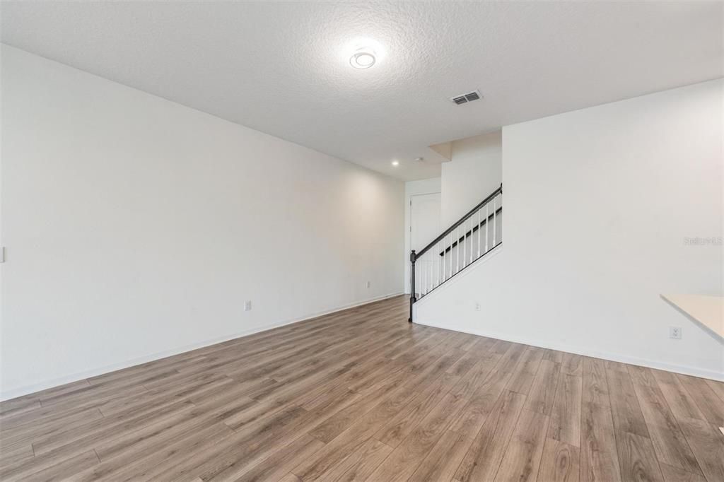 Activo con contrato: $424,999 (3 camas, 2 baños, 2243 Pies cuadrados)