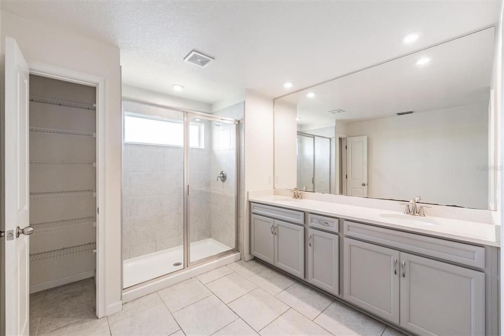 Activo con contrato: $424,999 (3 camas, 2 baños, 2243 Pies cuadrados)