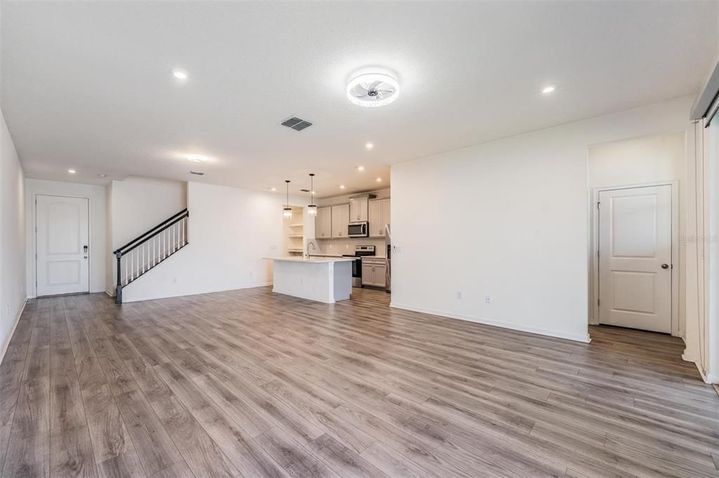 Activo con contrato: $424,999 (3 camas, 2 baños, 2243 Pies cuadrados)