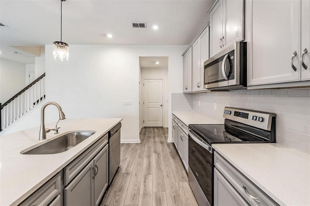 Activo con contrato: $424,999 (3 camas, 2 baños, 2243 Pies cuadrados)