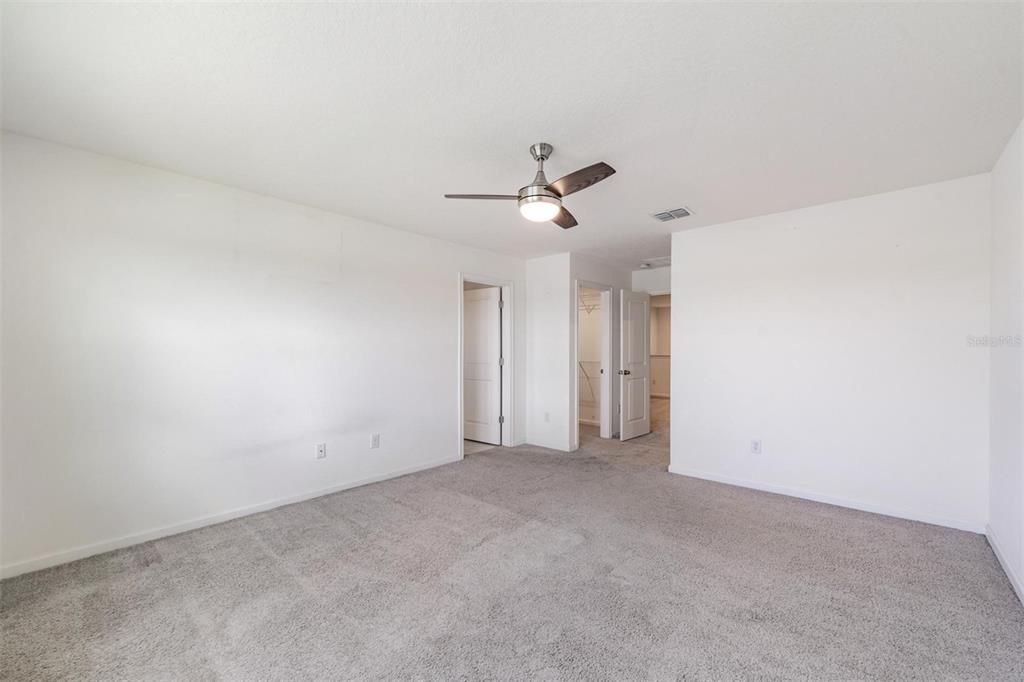 Activo con contrato: $424,999 (3 camas, 2 baños, 2243 Pies cuadrados)