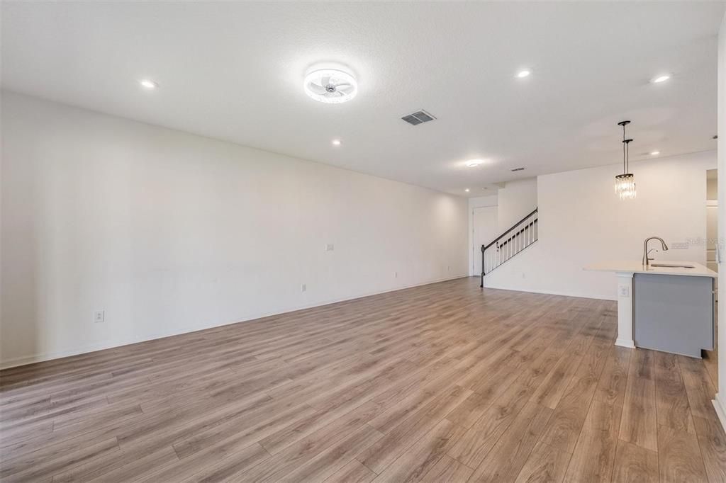 Activo con contrato: $424,999 (3 camas, 2 baños, 2243 Pies cuadrados)