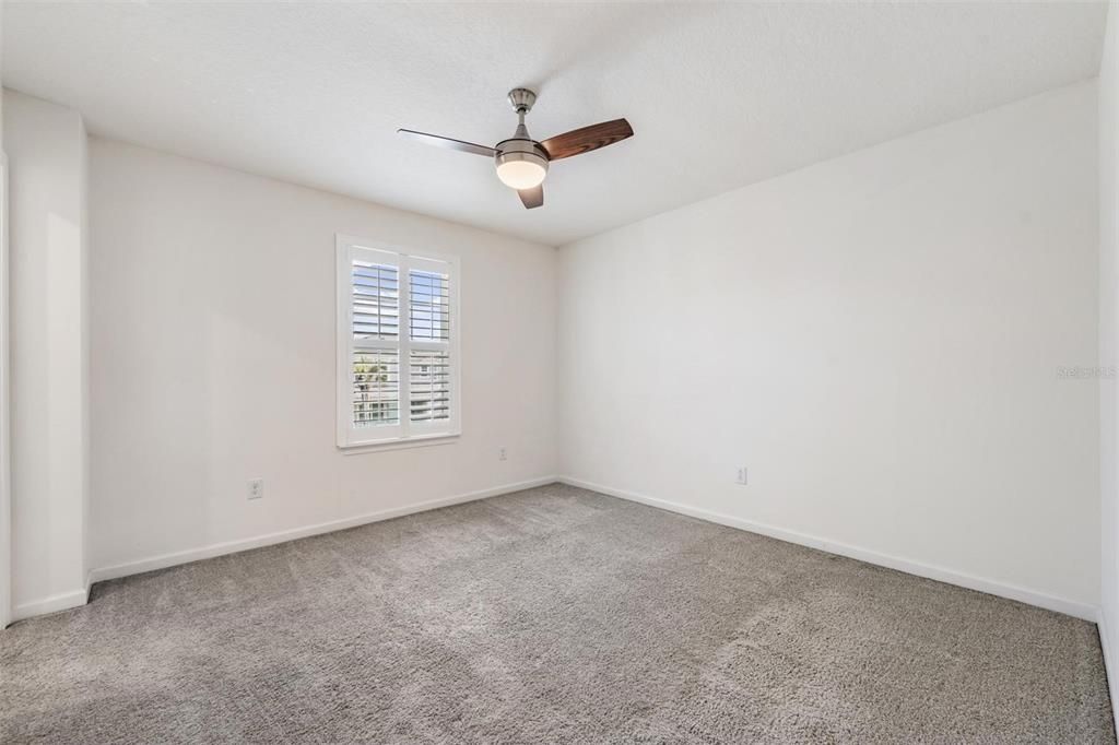 Activo con contrato: $424,999 (3 camas, 2 baños, 2243 Pies cuadrados)