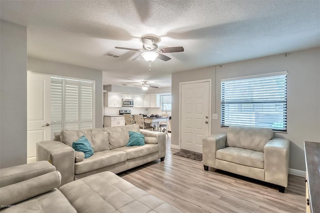 For Sale: $159,900 (2 beds, 1 baths, 1164 Square Feet)