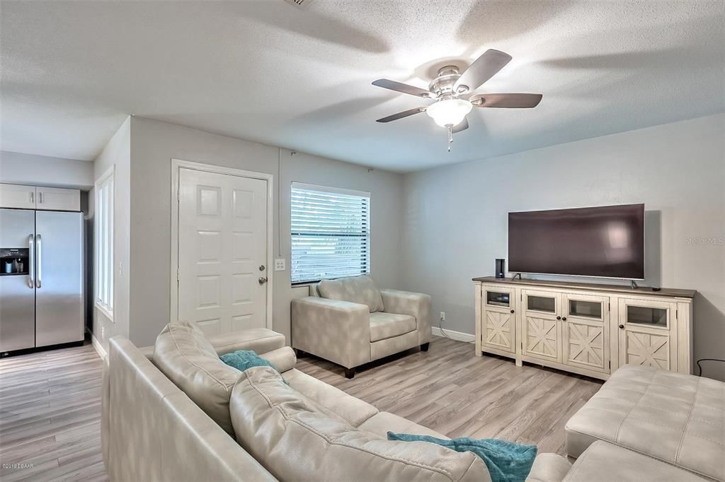 For Sale: $159,900 (2 beds, 1 baths, 1164 Square Feet)