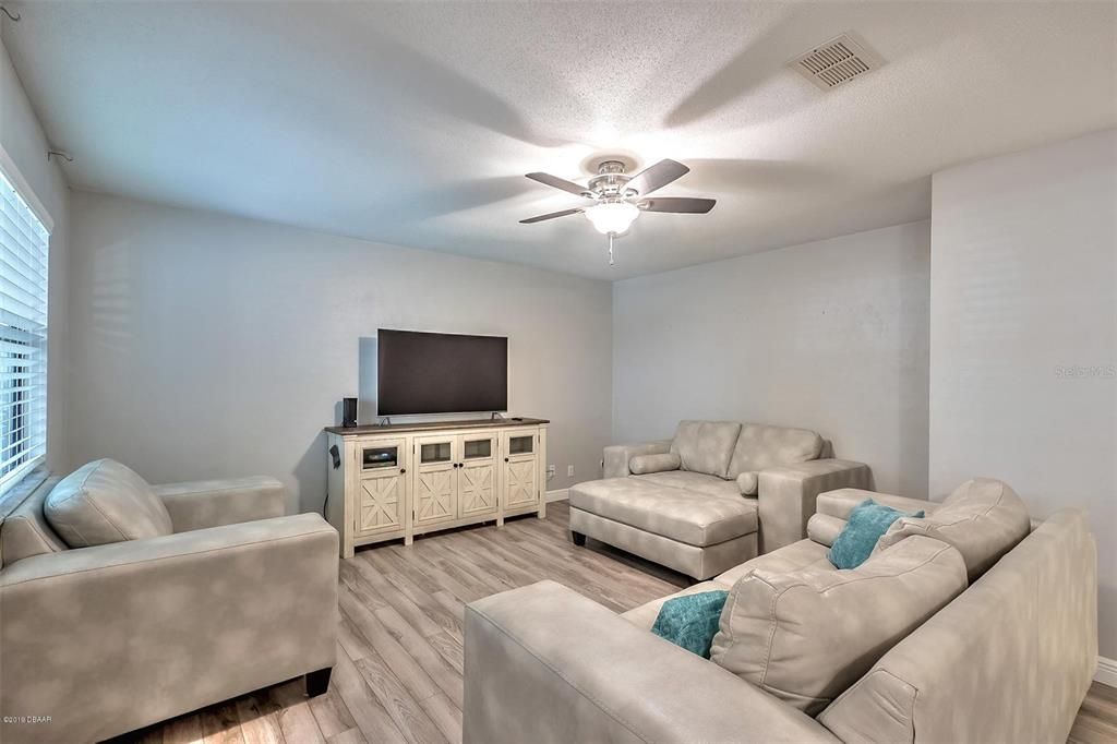 For Sale: $159,900 (2 beds, 1 baths, 1164 Square Feet)