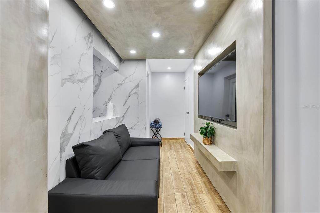 На продажу: $269,000 (2 спален, 1 ванн, 350 Квадратных фут)