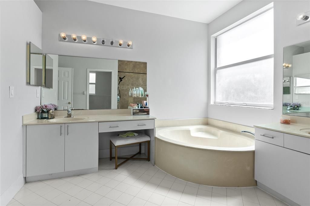 Activo con contrato: $899,000 (5 camas, 2 baños, 3469 Pies cuadrados)