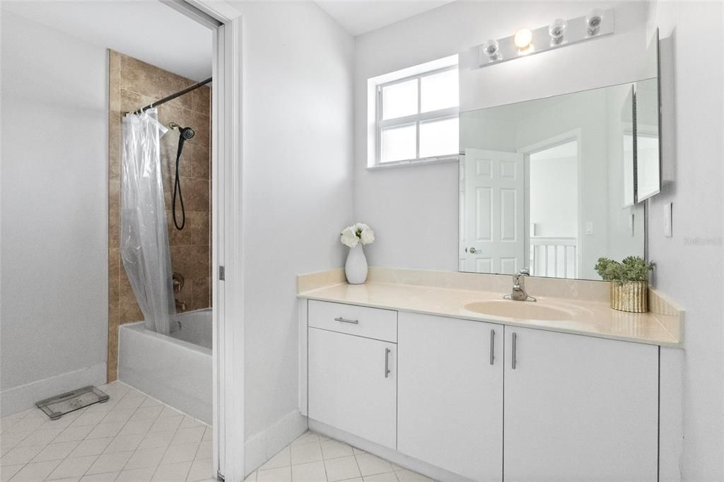 Activo con contrato: $899,000 (5 camas, 2 baños, 3469 Pies cuadrados)