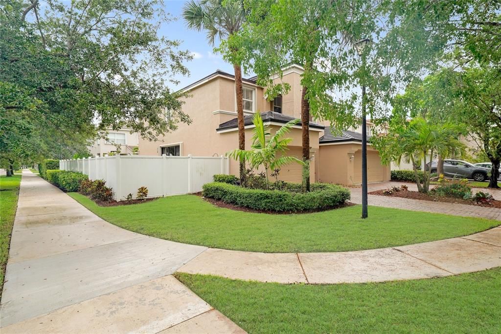 Activo con contrato: $899,000 (5 camas, 2 baños, 3469 Pies cuadrados)