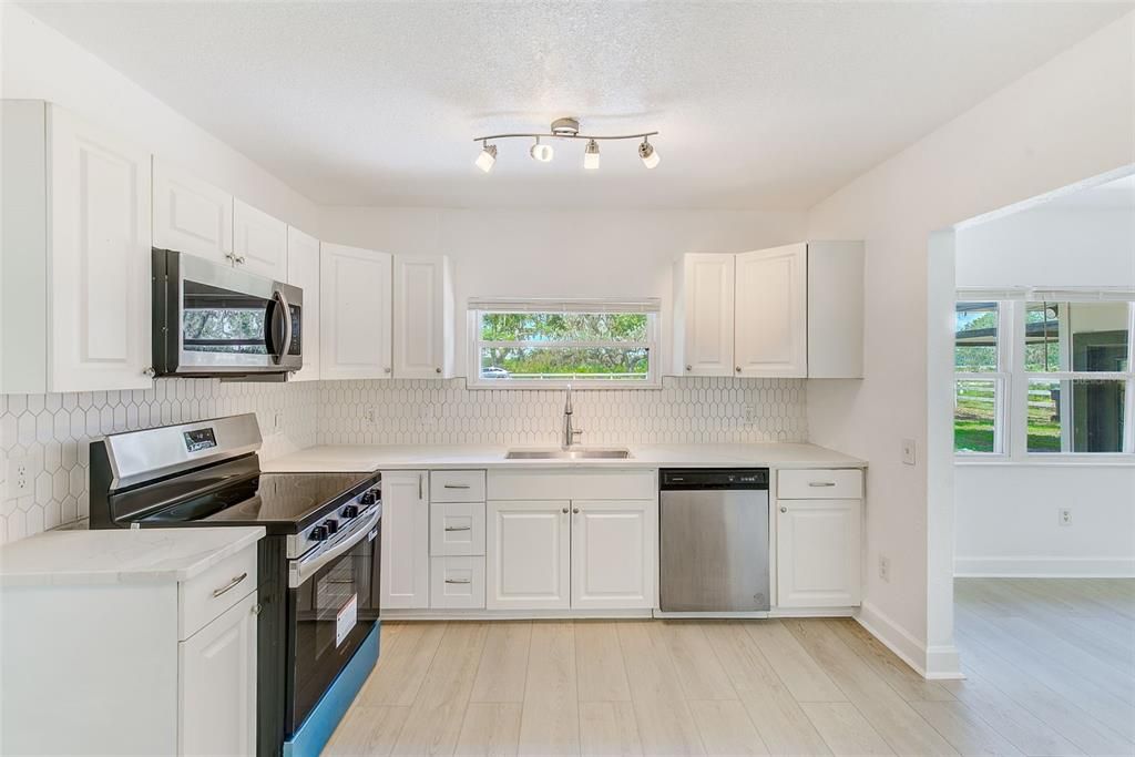For Sale: $379,900 (2 beds, 2 baths, 1348 Square Feet)