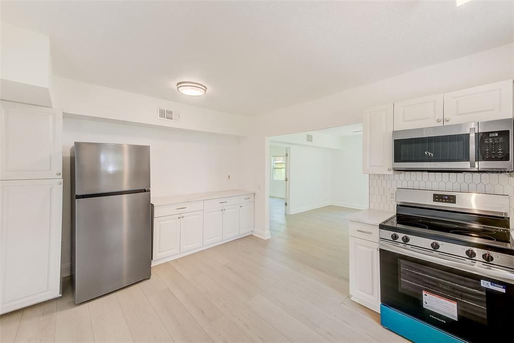 For Sale: $379,900 (2 beds, 2 baths, 1348 Square Feet)