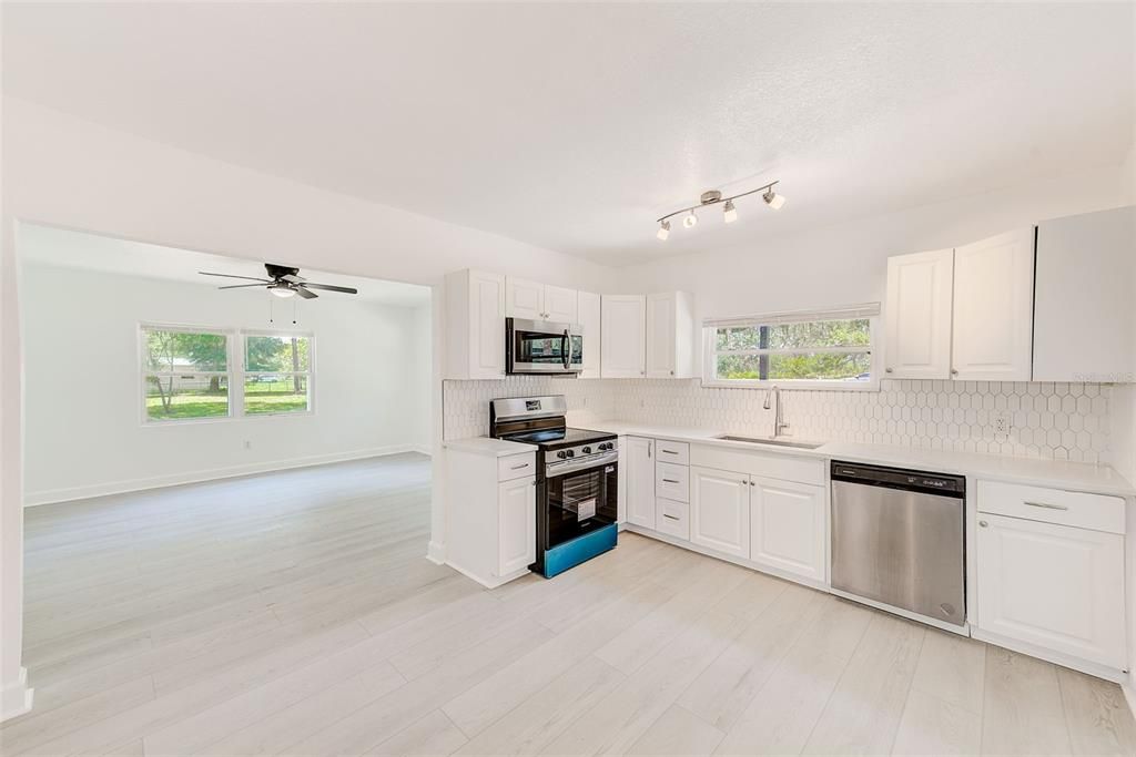 For Sale: $379,900 (2 beds, 2 baths, 1348 Square Feet)