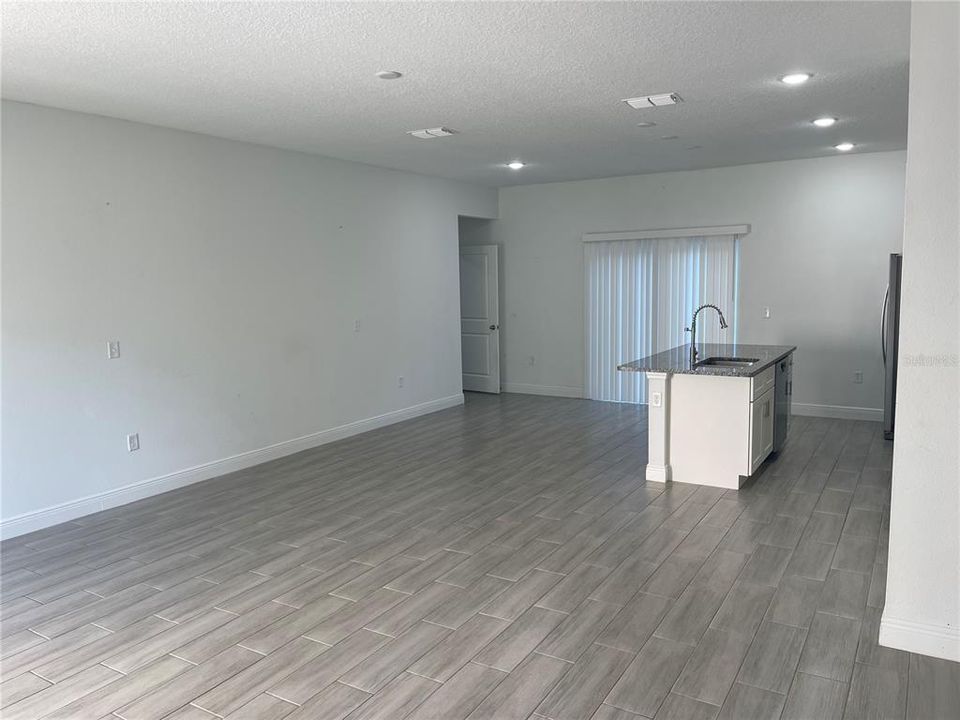 Под контрактом: $1,750 (4 спален, 2 ванн, 1586 Квадратных фут)