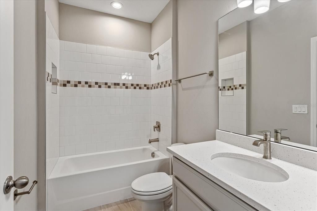 Под контрактом: $784,819 (6 спален, 4 ванн, 3412 Квадратных фут)