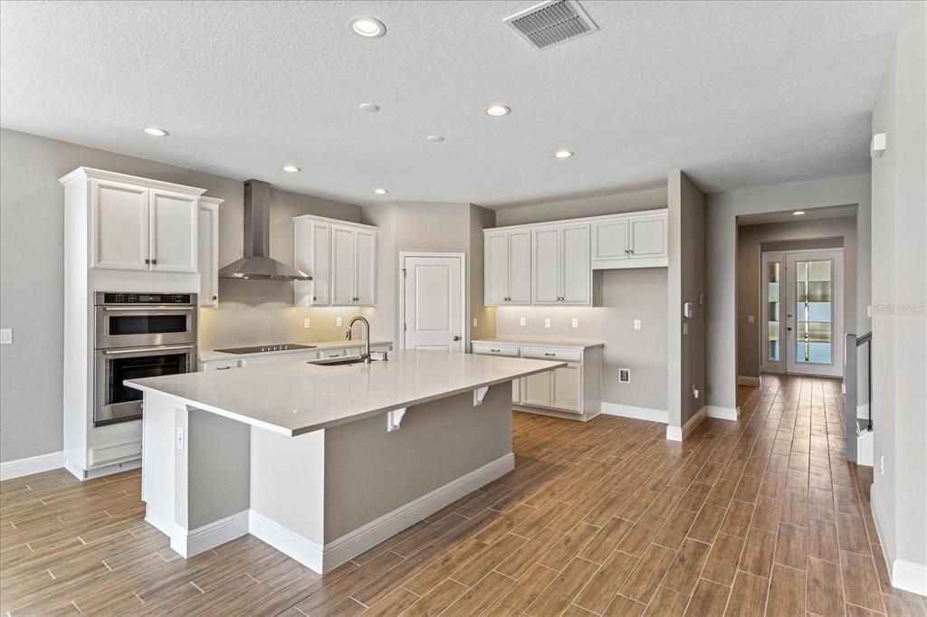 Под контрактом: $784,819 (6 спален, 4 ванн, 3412 Квадратных фут)