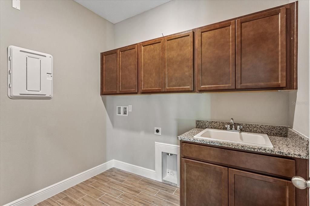 Под контрактом: $784,819 (6 спален, 4 ванн, 3412 Квадратных фут)