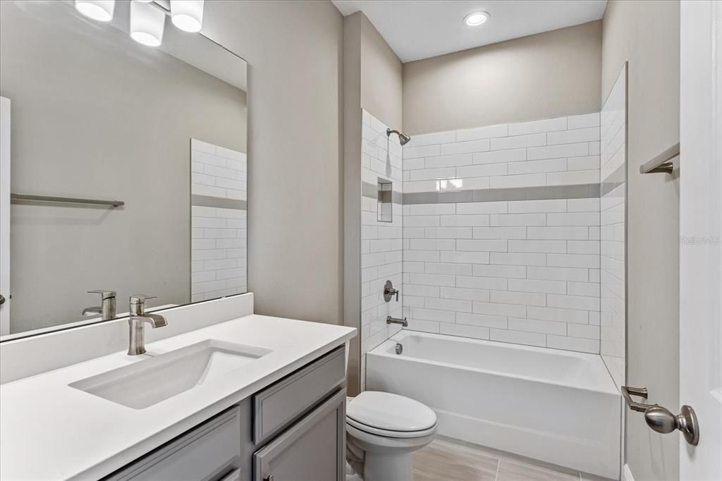 Под контрактом: $784,819 (6 спален, 4 ванн, 3412 Квадратных фут)