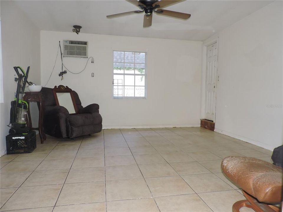 待售: $164,900 (2 贝兹, 1 浴室, 1166 平方英尺)